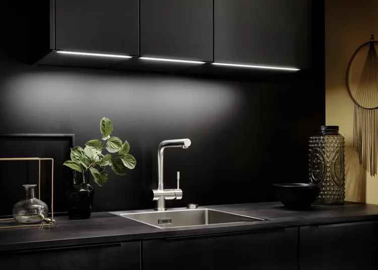 black simple kitchen design